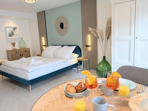 Bed, Living room, Food and drinks, Photo of the whole room, Seating area, Dining area, Bedroom, Food
