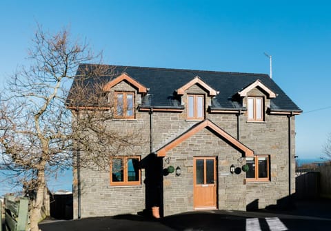 Pentraeth, Tresaith - Incredible Sea Views House in Penbryn