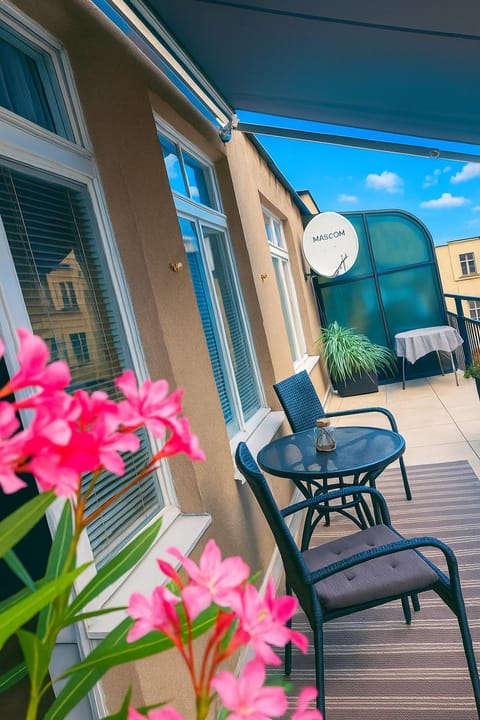 Property building, Facade/entrance, Balcony/Terrace, Balcony/Terrace, Food and drinks, Seating area