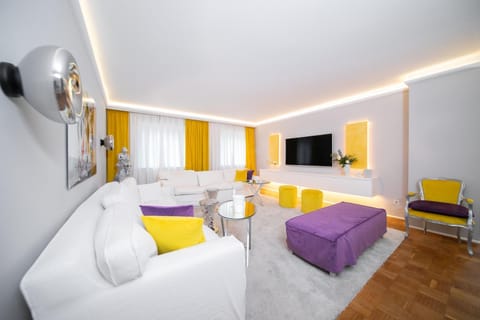 Communal lounge/ TV room, TV and multimedia, Living room, Seating area, Evening entertainment