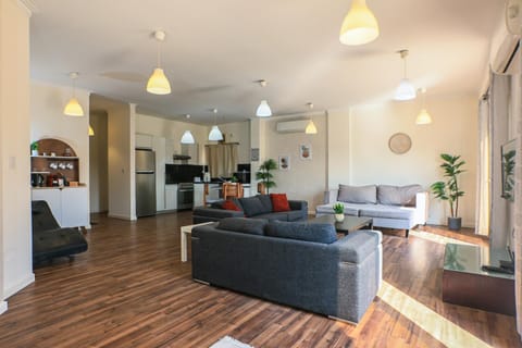 Kitchen or kitchenette, Living room, Seating area, Dining area, minibar, oven