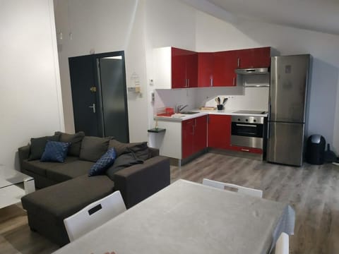 Kitchen or kitchenette, Living room, Seating area, Dining area