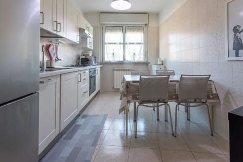 Kitchen or kitchenette, Dining area, dishwasher, oven, stove