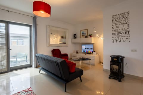 Communal lounge/ TV room, TV and multimedia, Living room, Seating area, Evening entertainment