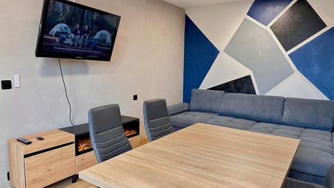 Communal lounge/ TV room, TV and multimedia, Living room, Seating area, Dining area