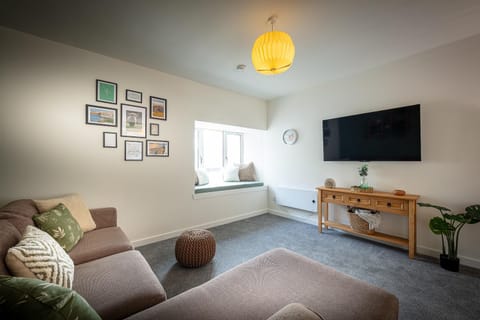 Communal lounge/ TV room, TV and multimedia, Living room, Seating area, Evening entertainment