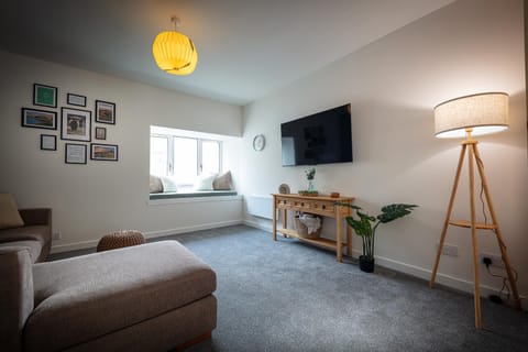 Communal lounge/ TV room, TV and multimedia, Living room, Seating area, Evening entertainment