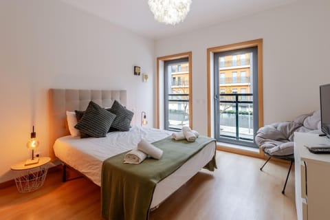 Bed, TV and multimedia, Bedroom, towels