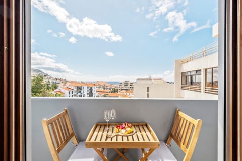 View (from property/room), Balcony/Terrace, City view