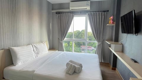 Bed, TV and multimedia, Photo of the whole room, Bedroom, towels