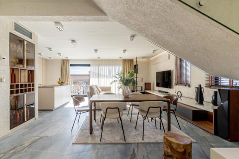 TV and multimedia, Kitchen or kitchenette, Living room, Seating area, Dining area