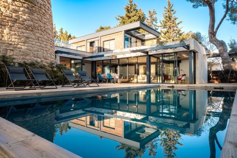 Property building, Patio, Day, Pool view, Swimming pool, sunbed