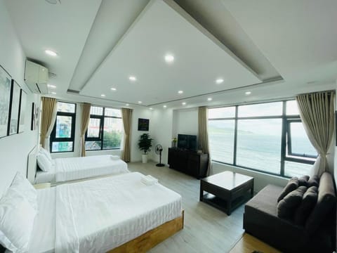 Communal lounge/ TV room, Bed, Natural landscape, TV and multimedia, Living room, Photo of the whole room