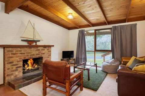 Communal lounge/ TV room, TV and multimedia, Living room, Seating area, fireplace