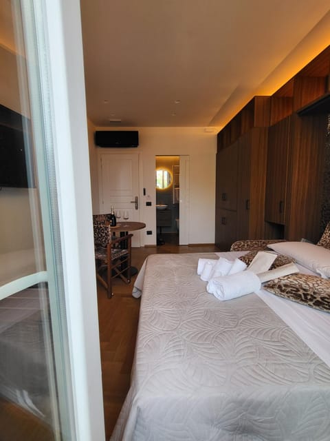 Bed, Photo of the whole room, towels, wardrobe, air conditioner