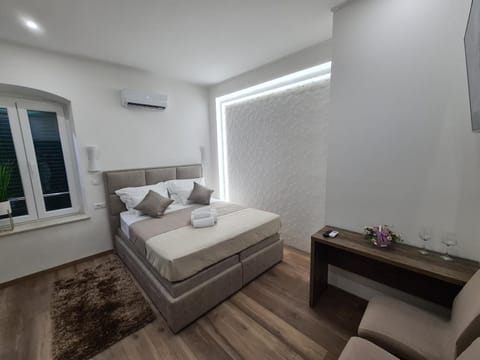 Bed, Living room, Seating area, Bedroom, air conditioner