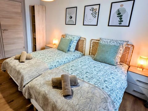 Bed, Bedroom, towels
