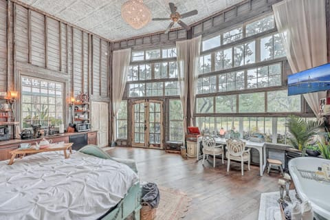 The Charleston Treehouse Apartment in Wadmalaw Island