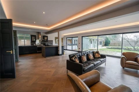 Humberston Avenue Large 4bed - Contractors Welcome & Big Living Area Apartment in Humberston