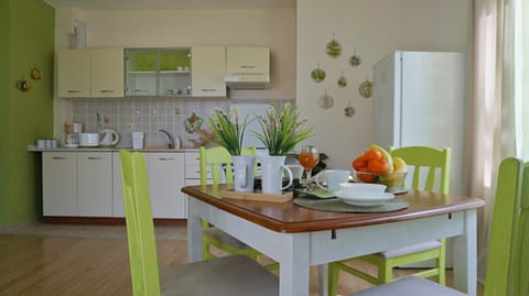 Coffee/tea facilities, Kitchen or kitchenette, Dining area, oven, stove
