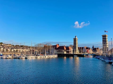 Nearby landmark, Day, Natural landscape, City view, River view, Sea view