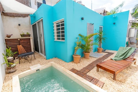 Property building, Balcony/Terrace, Balcony/Terrace, Swimming pool, Swimming pool, sunbed
