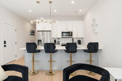 TV and multimedia, Kitchen or kitchenette, Living room, Seating area