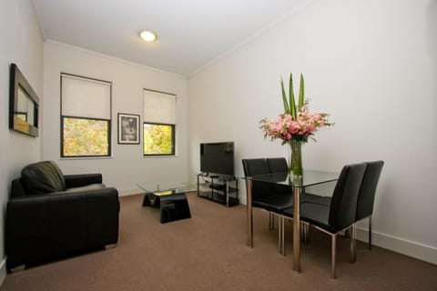 TV and multimedia, Living room, Photo of the whole room, Seating area, Dining area