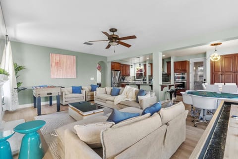 TV and multimedia, Kitchen or kitchenette, Living room, Seating area, Dining area, fireplace