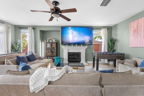 Communal lounge/ TV room, TV and multimedia, Living room, Seating area, Evening entertainment, fireplace