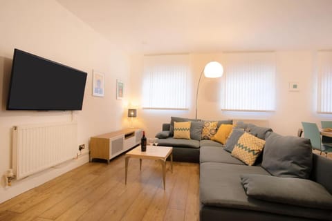 TV and multimedia, Living room, Decorative detail, Seating area, Evening entertainment, heating