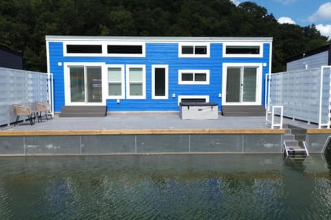 Four Suns Docked boat in Lake Cumberland