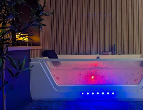 Hot Tub, Spa and wellness centre/facilities