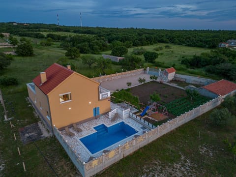 Property building, Day, Natural landscape, Bird's eye view, Pool view, Swimming pool, sunbed
