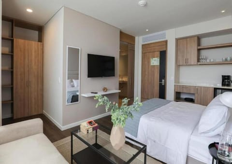 Bed, TV and multimedia, Kitchen or kitchenette, Photo of the whole room, Bedroom, minibar
