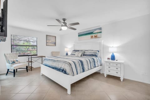 First Floor Deluxe Condo -Updated and Chic House in Naples