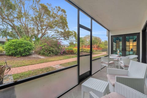 First Floor Deluxe Condo -Updated and Chic House in Naples