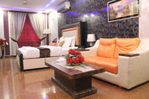 Property building, Restaurant/places to eat, Bed, TV and multimedia, Living room, Photo of the whole room, Seating area, Bedroom, Swimming pool, Breakfast