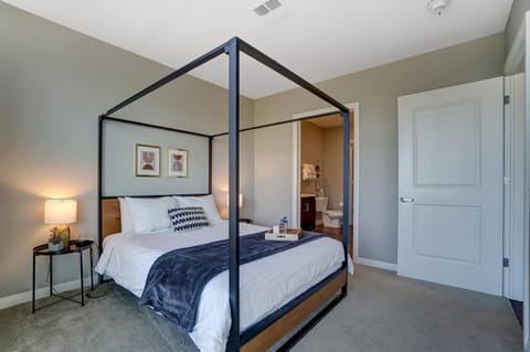 The Urban Oasis Garage Parking Walk-In Shower Apartment in Franklinton