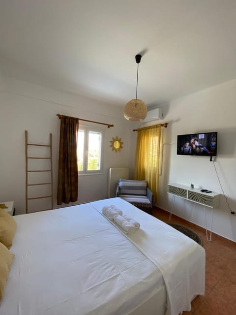 Bed, TV and multimedia, Bedroom