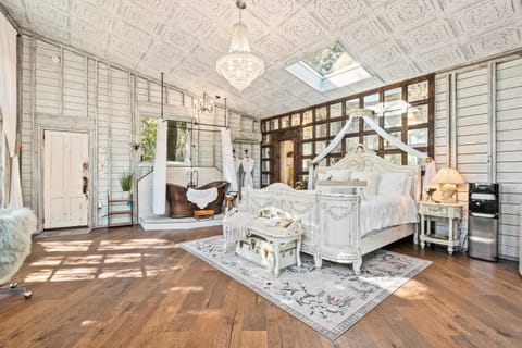 The Swan Treehouse Apartment in Wadmalaw Island