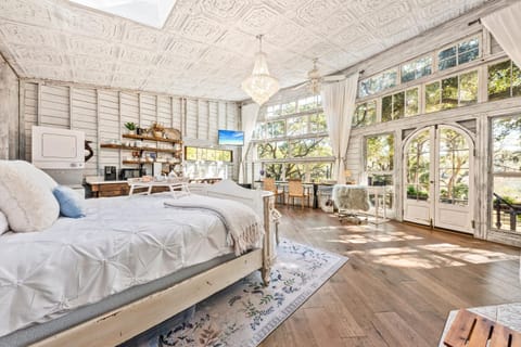 The Swan Treehouse Apartment in Wadmalaw Island