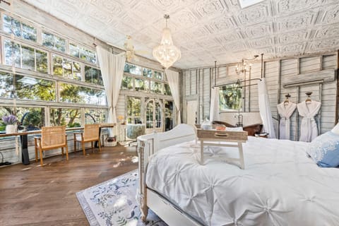 The Swan Treehouse Apartment in Wadmalaw Island