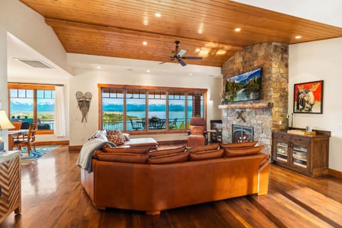 Flathead Lake Cliff Retreat House in Flathead Lake