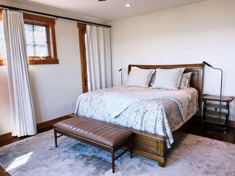 Flathead Lake Cliff Retreat House in Flathead Lake