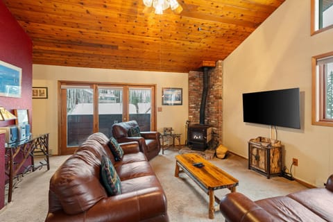 Communal lounge/ TV room, TV and multimedia, Living room, Seating area, Evening entertainment