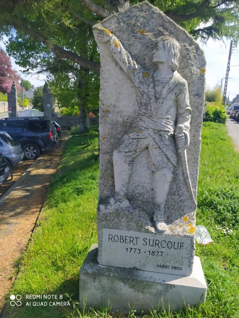 Nearby landmark, Text overlay