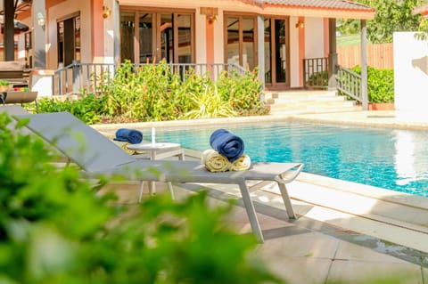 Property building, Patio, Day, Garden, Garden view, Pool view, Swimming pool, sunbed