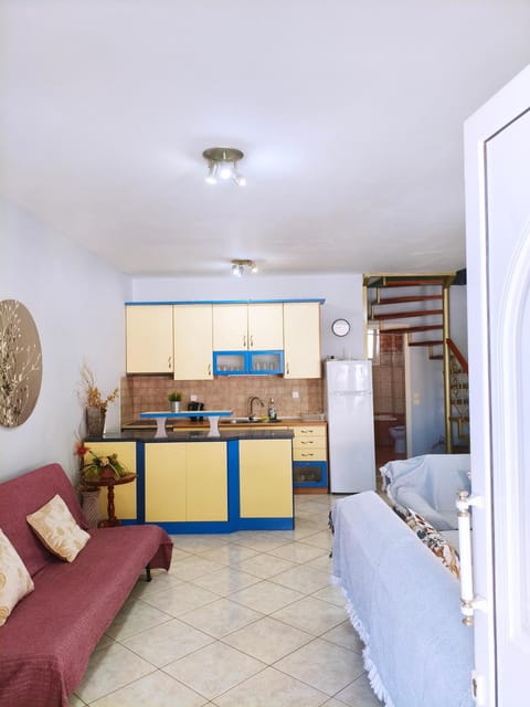 Kitchen or kitchenette, Living room, Seating area, Dining area, oven, stove