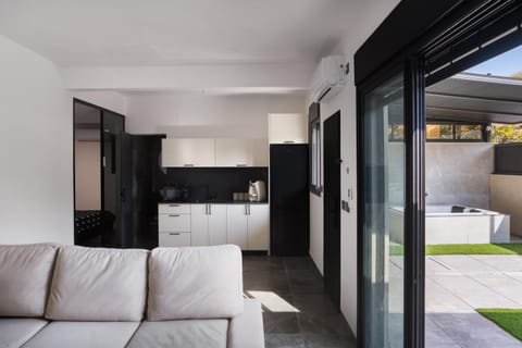 Patio, Kitchen or kitchenette, Living room